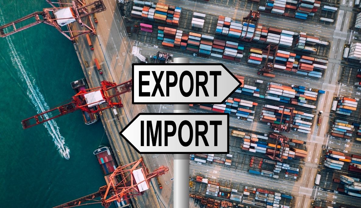 31b2df07b411c02201dd55a8f21ea48e Pemeriksaan fisik barang impor oleh petugas Bea Cukai Indonesia di pelabuhan untuk memastikan kepatuhan aturan barang lartas impor 2026.