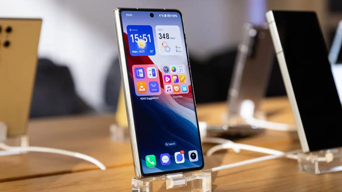 Seorang pebisnis sedang melakukan verifikasi teknis pada unit HP China terbaik 2026 guna memastikan kesesuaian spesifikasi sebelum dipasarkan secara legal