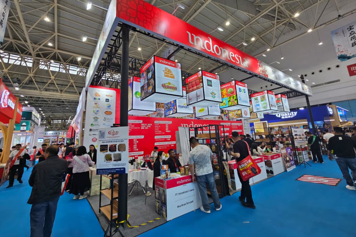 IINTY3qRUeFRRTrf5BXY5qqXfGUgwYzqDBCkwf7n Antusiasme buyer Tiongkok saat mencicipi olahan keripik tempe dari UMKM Jakarta di ajang The 14th China Food Trade Fair 2026 di Wuhan. Bukti nyata produk F&B lokal memiliki potensi ekspor miliaran rupiah.