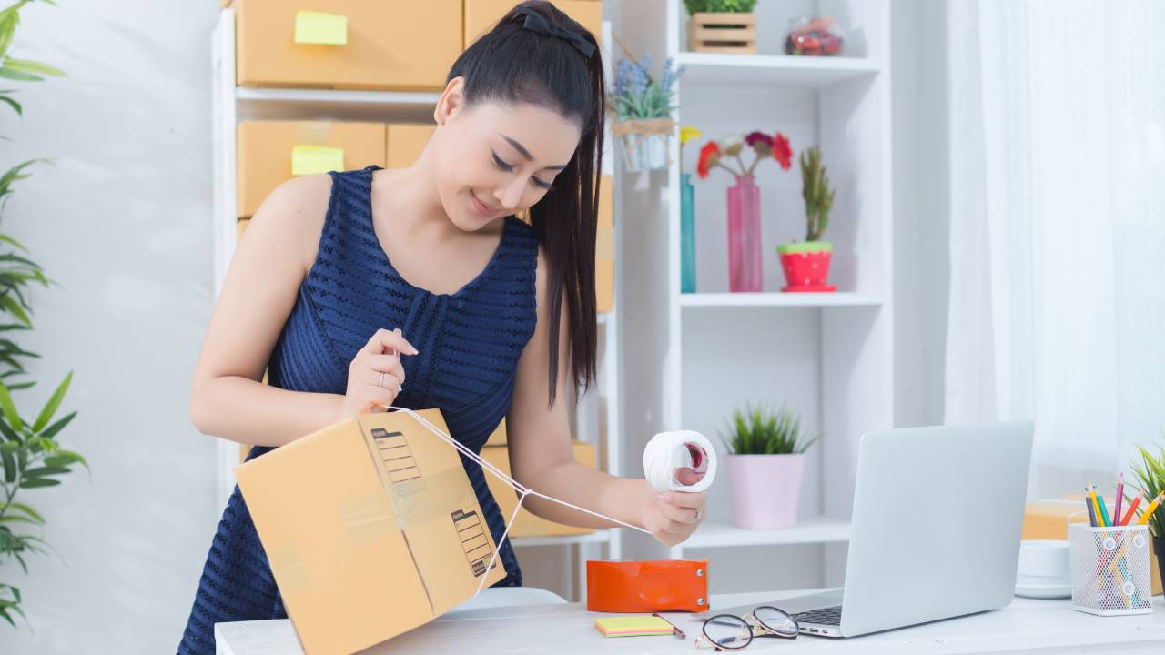 Proses pengemasan efisien menggunakan perlengkapan home storage berkualitas yang kini menjadi kebutuhan wajib bagi para pelaku UMKM digital.