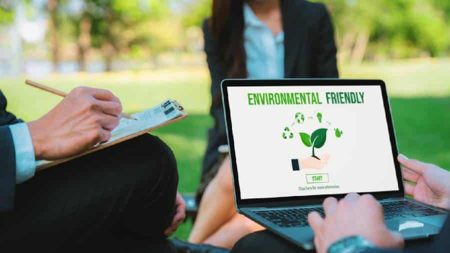 Proses inspeksi produk berkelanjutan di gudang mitra AsiaCommerce untuk memastikan standar kualitas dan kepatuhan lingkungan sebelum dikirim ke pasar internasional.