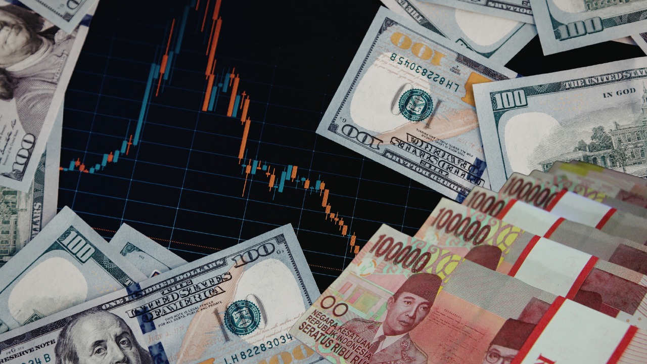 Grafik penguatan nilai tukar Rupiah terhadap Dolar AS yang mencapai Rp17.390, membuka peluang efisiensi bagi para pelaku impor nasional.