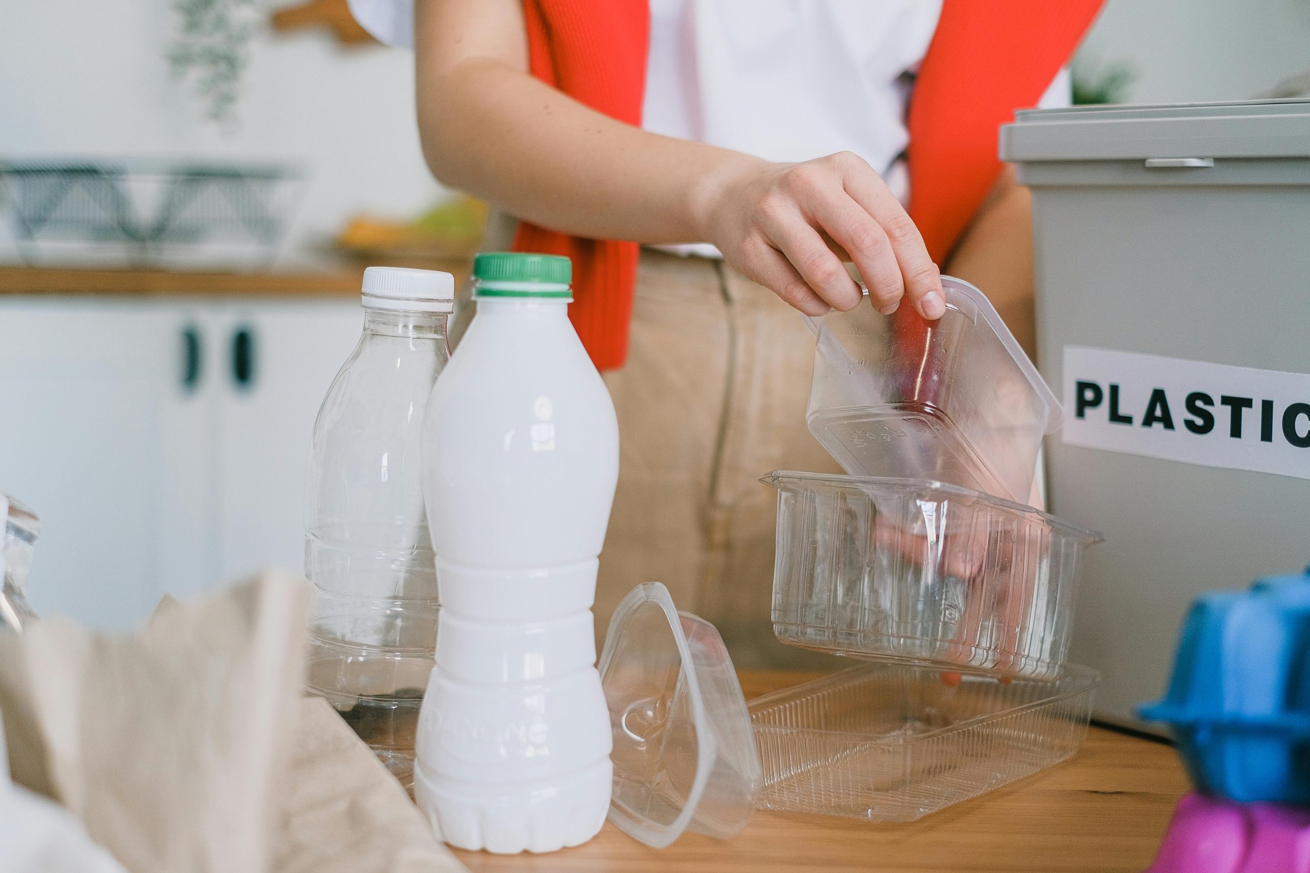 Ilustrasi pemilahan kemasan dan botol plastik untuk proses daur ulang bahan baku industri.