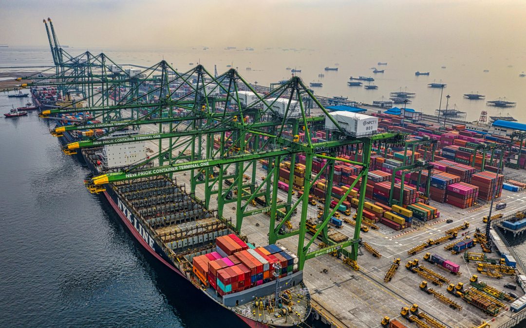 Ada Apa di Balik Tumpukan Kontainer di Pelabuhan Tanjung Priok?