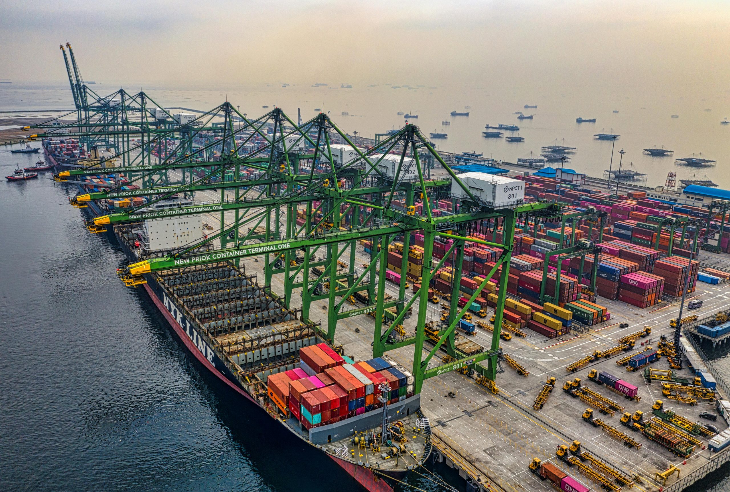 Ada Apa di Balik Tumpukan Kontainer di Pelabuhan Tanjung Priok? tumpukan kontainer